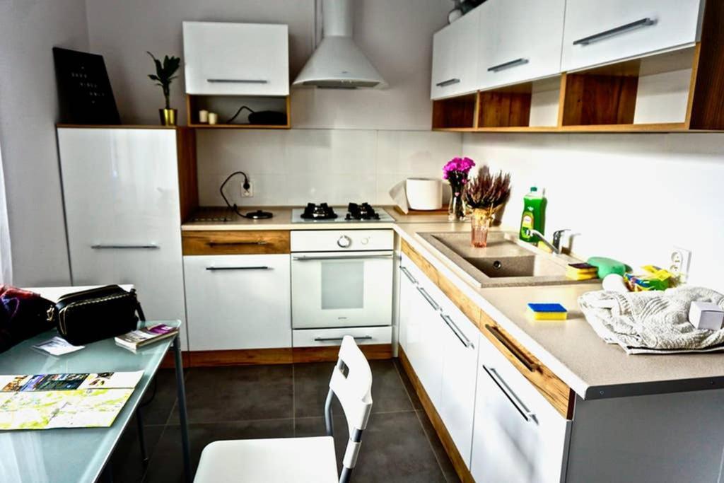 Sunshine Parkside Hideaway - 3 Bedroom - By Upstairs Krasków Eksteriør bilde