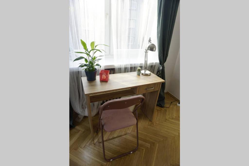 Sunshine Parkside Hideaway - 3 Bedroom - By Upstairs Krasków Eksteriør bilde